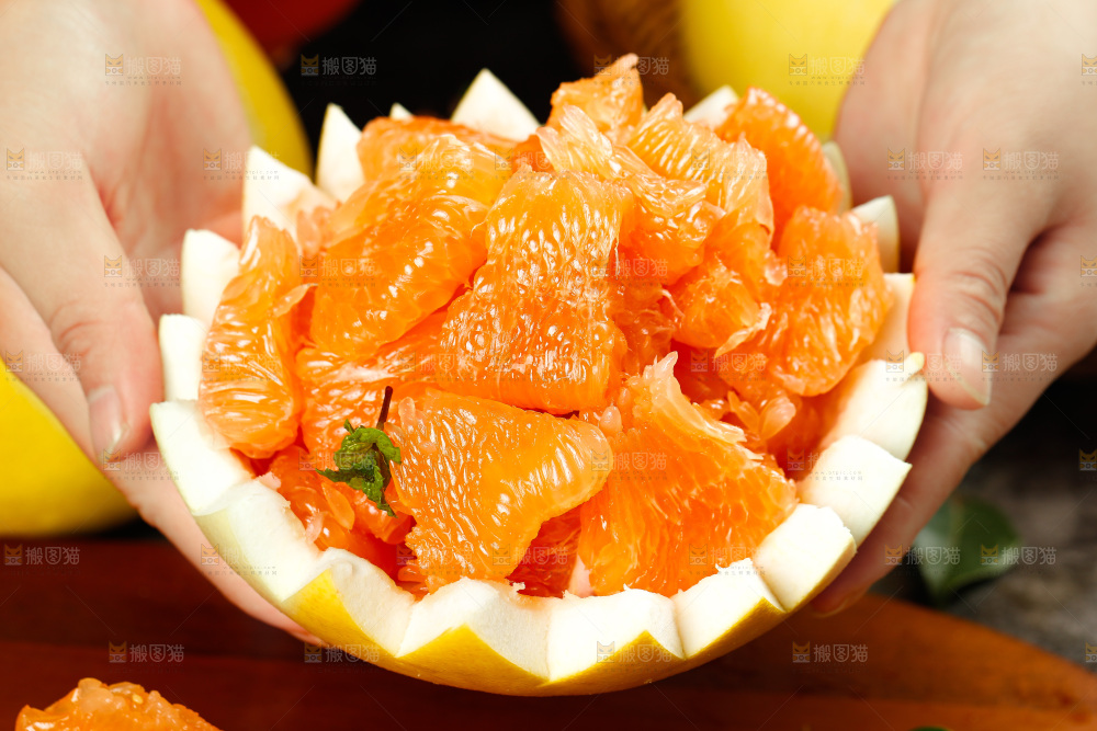 手上端着蜜柚果肉