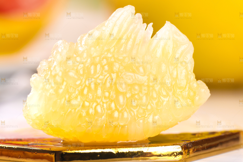 石垫上放着蜜柚