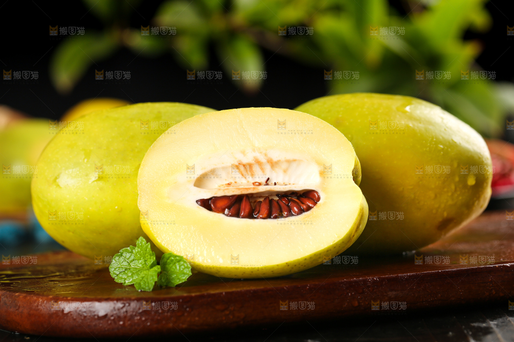 深底上的大理酸木瓜