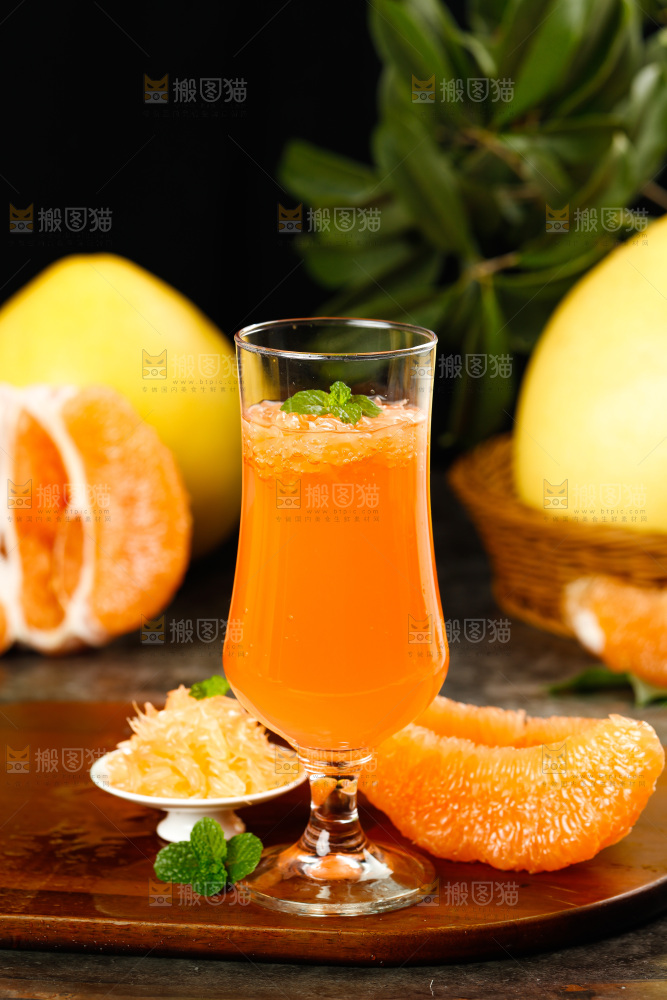 木底上的黄金柚和一杯蜜汁果汁