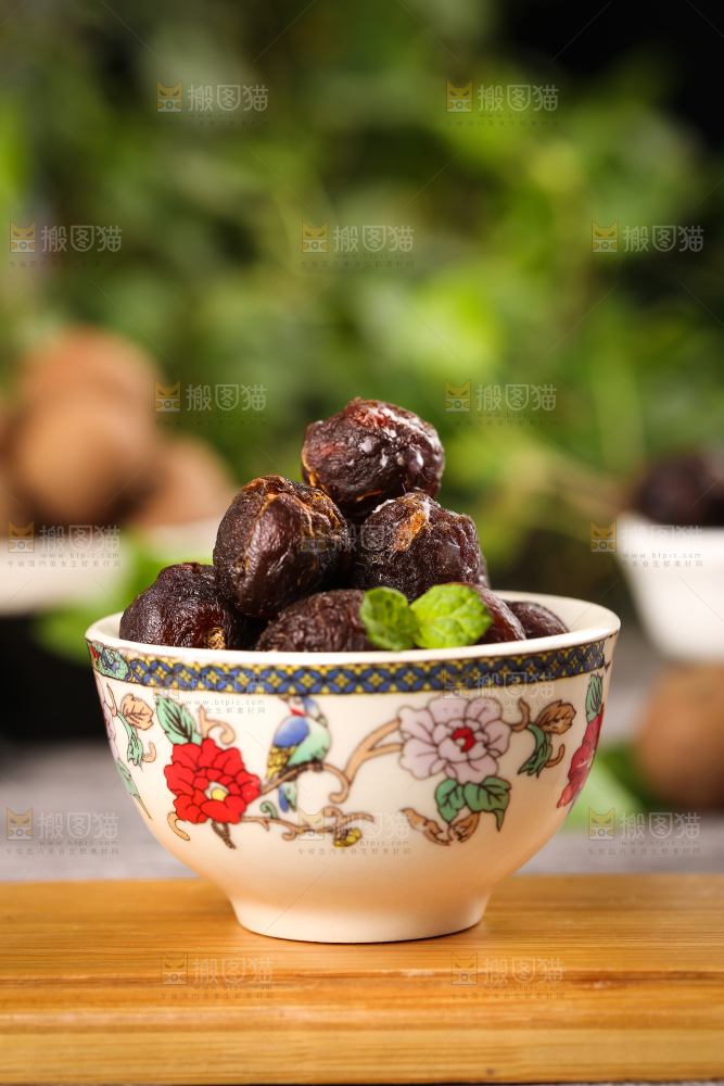 木板上放着一碗去壳的桂圆果肉
