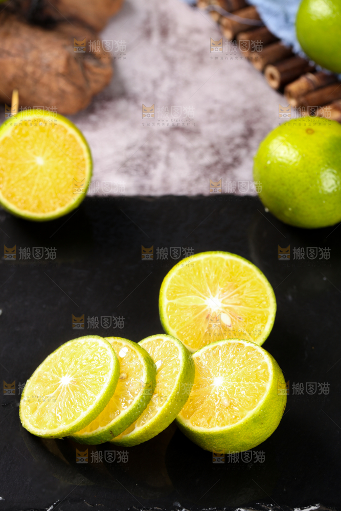 黑底上的皇帝柑果肉