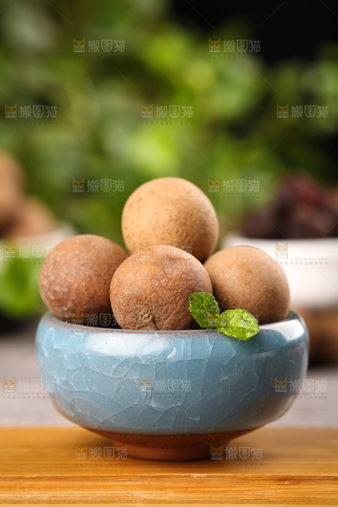 木板上放着一碗莆田桂圆干