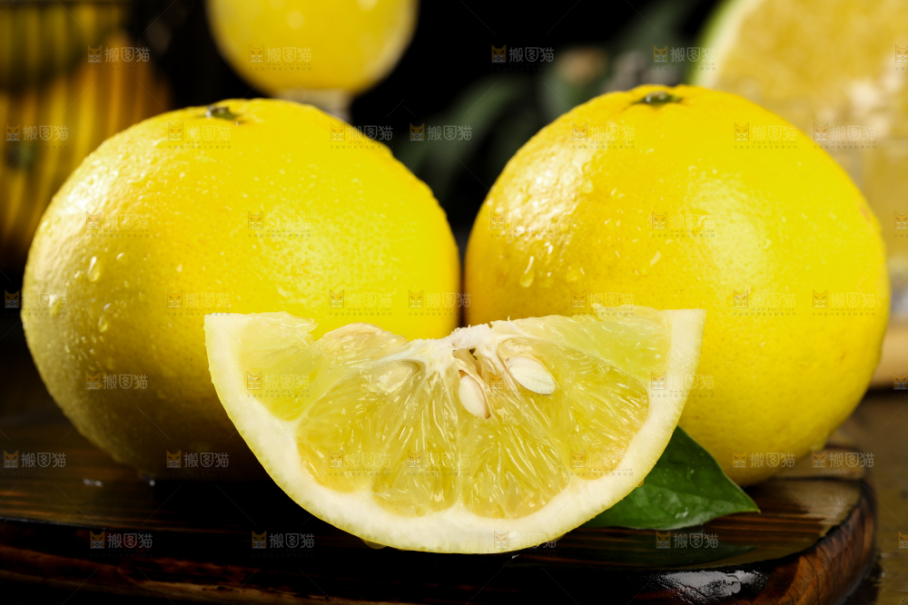 深底上的黄金葡萄柚