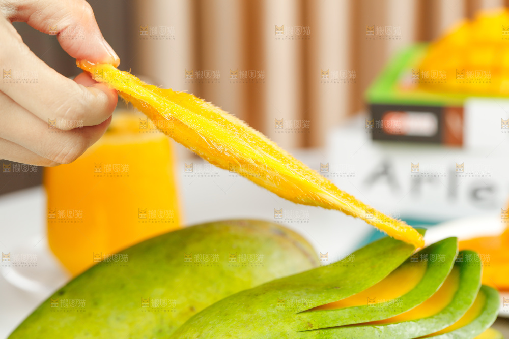 手上拿着芒果核