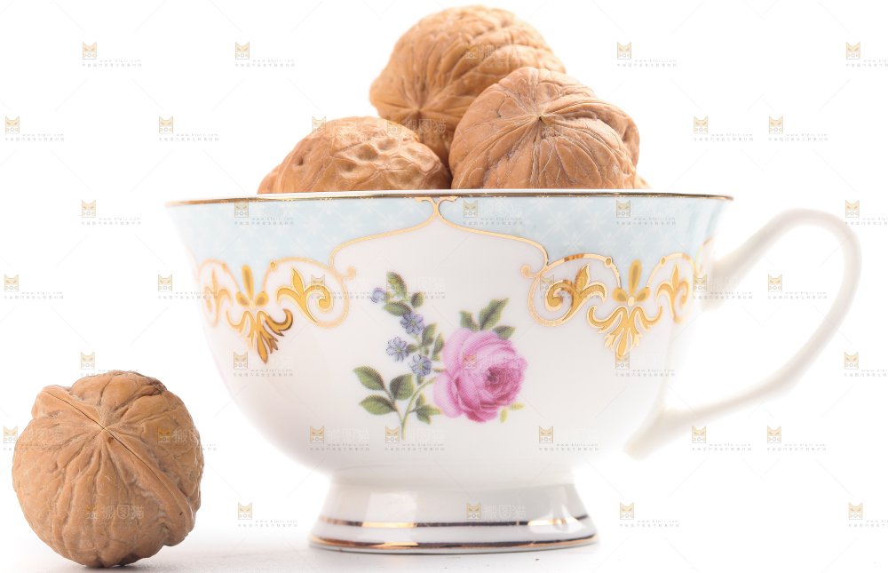 白底上杯子里的纸皮核桃