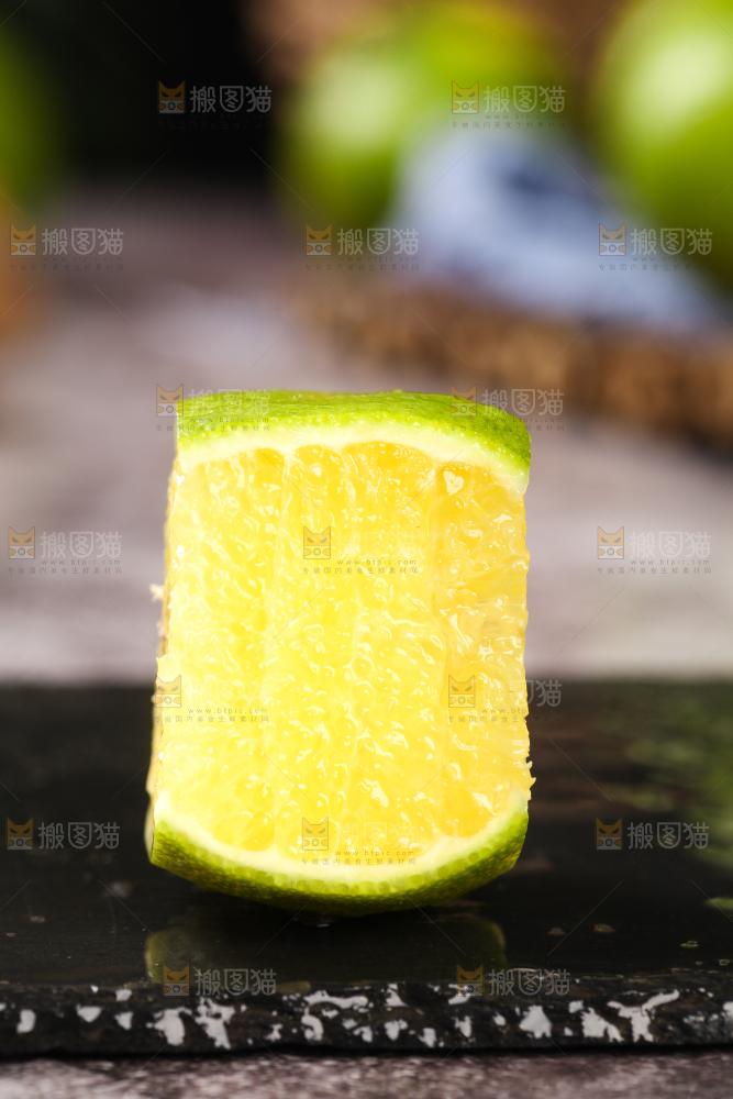 黑底上的贡柑果肉