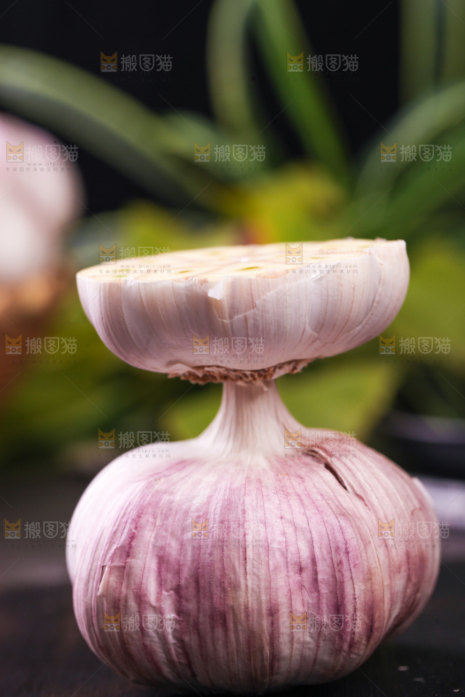 黑底上的紫皮大蒜