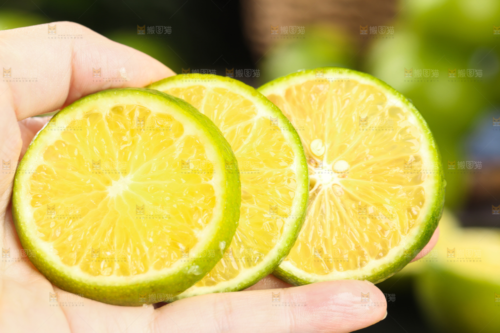 手上拿着贡柑