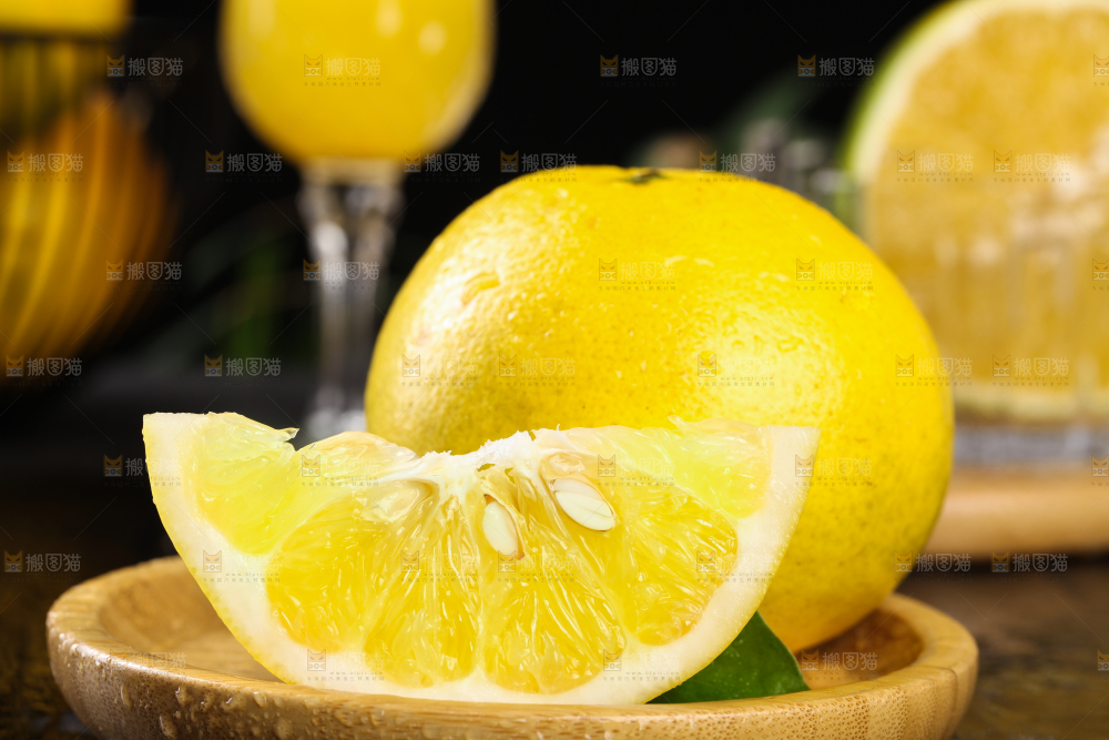木盘里放着鸡尾葡萄柚