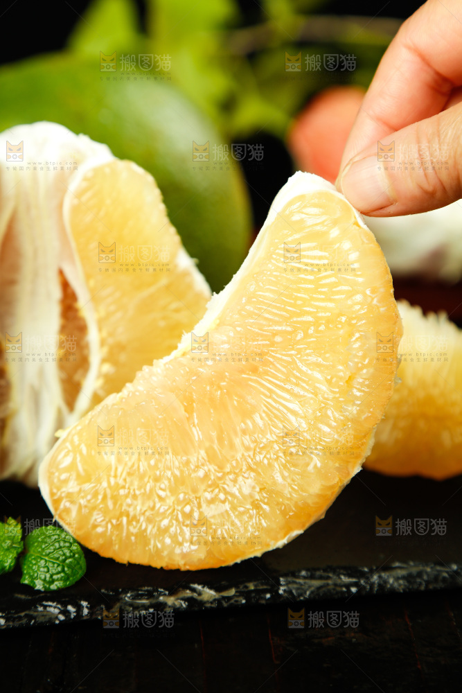 手上拿着泰国青柚