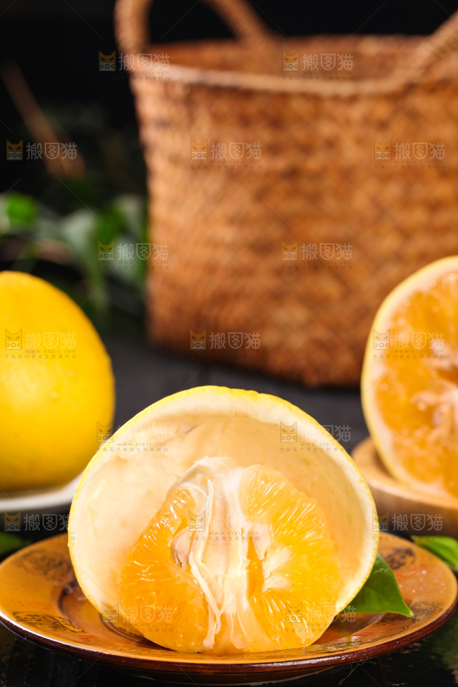 盘子里的葡萄柚
