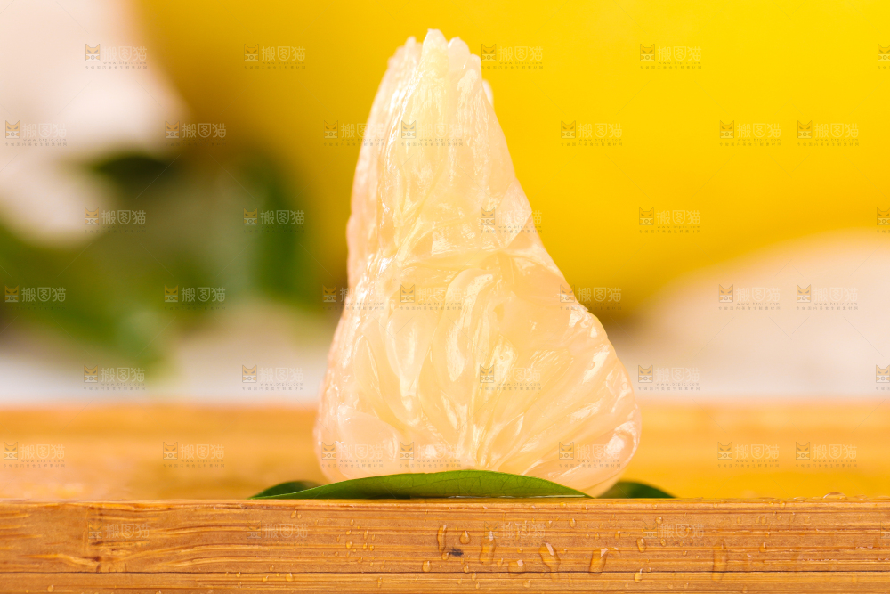 木底上的水晶蜜柚