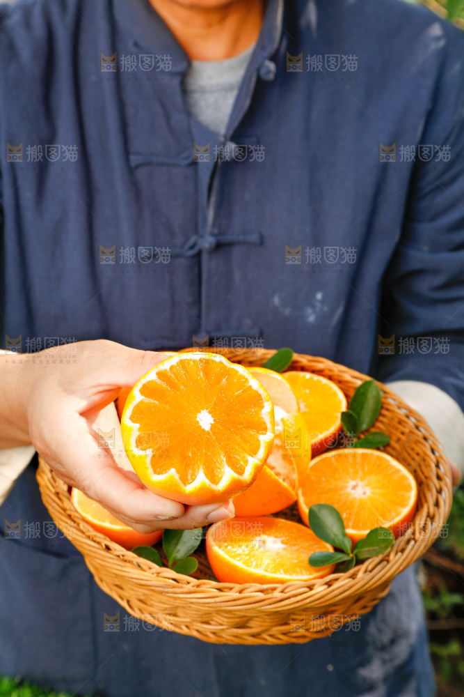 手上端着一篮爱媛果冻橙