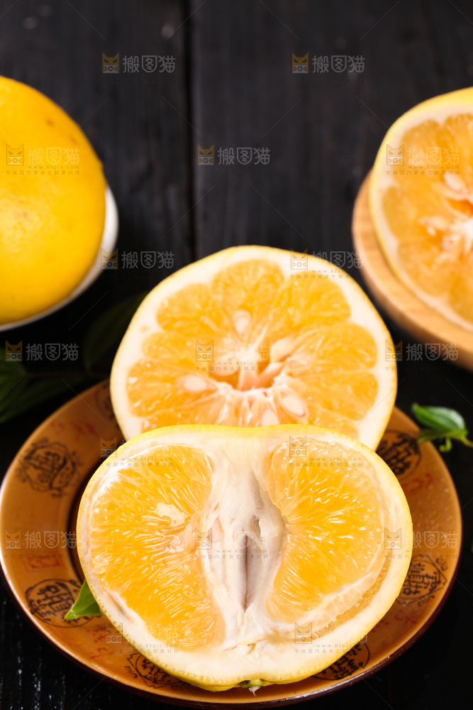 盘子里的葡萄柚