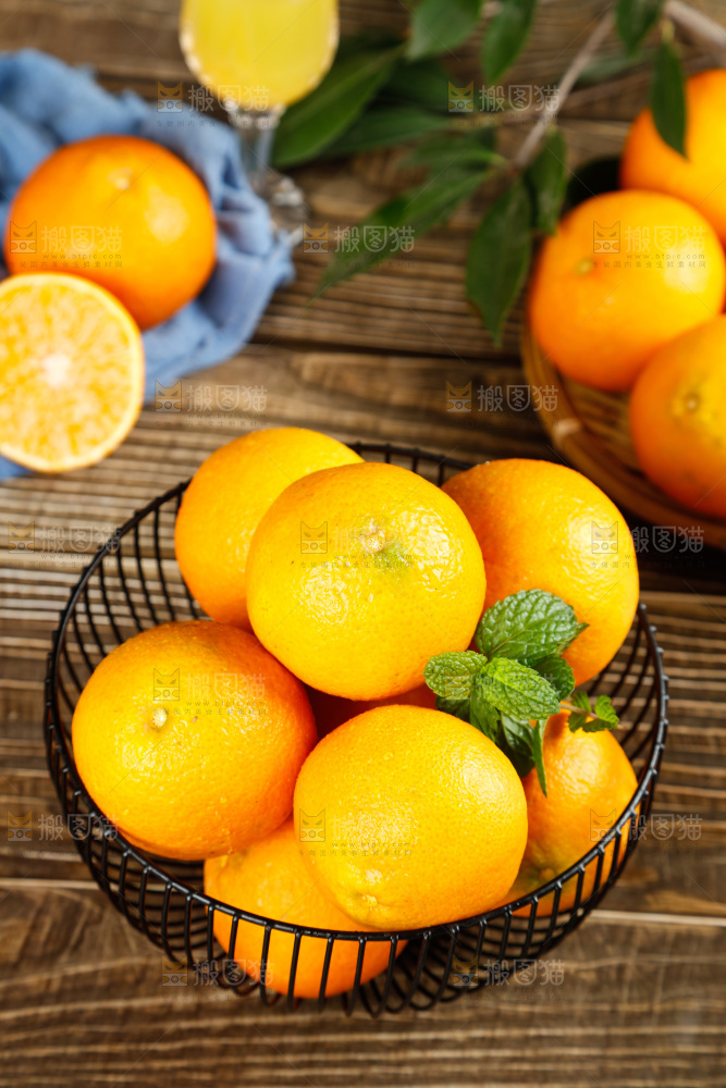 木底上放着一篮爱媛38号果冻橙