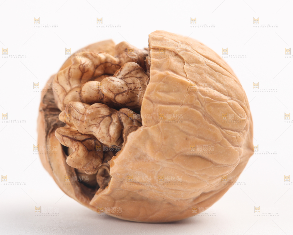 白底上放着一个核桃