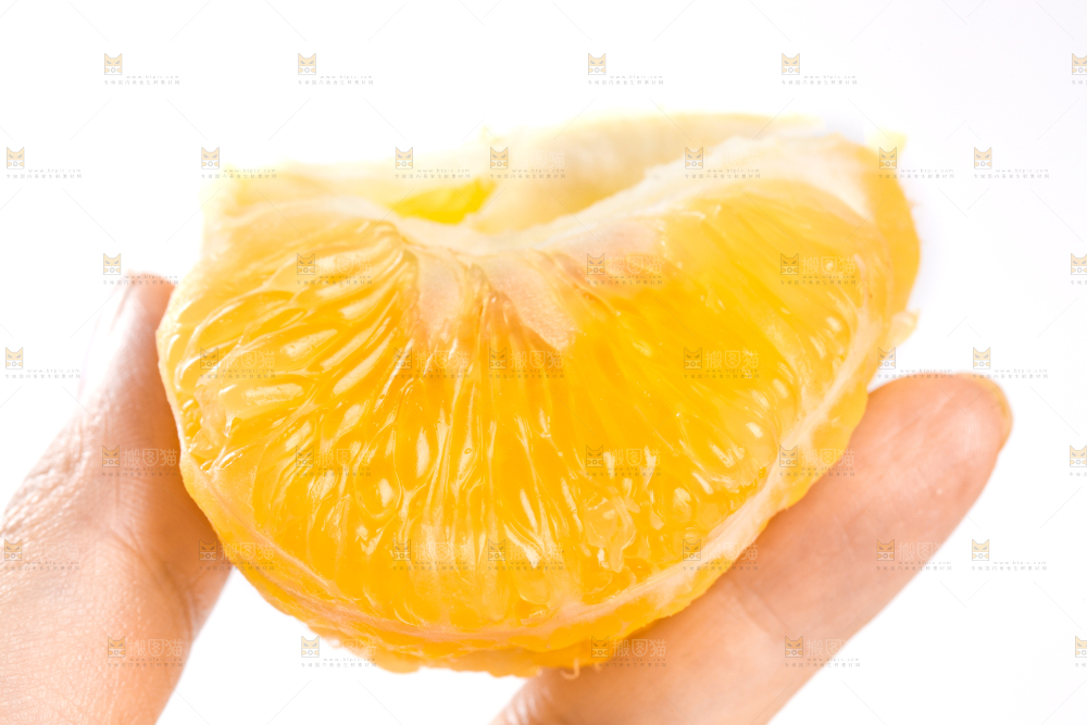 手上拿着黄金葡萄柚