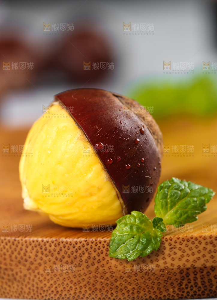 木板上放着建瓯锥栗