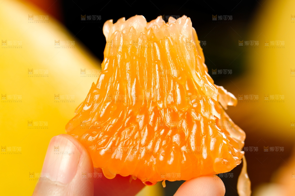 手上拿着黄金柚果肉