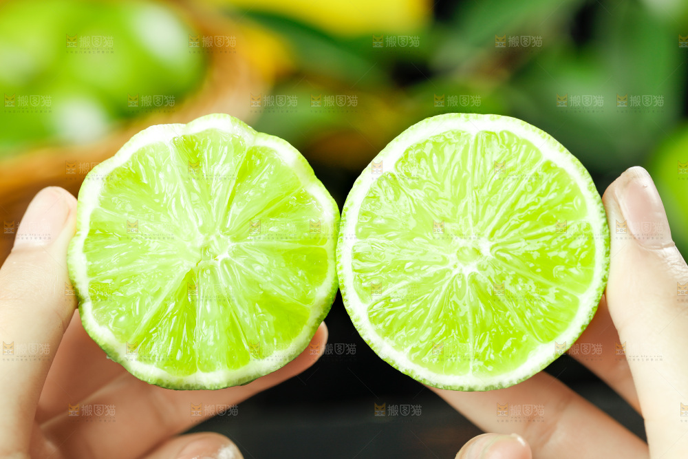 手上拿着无籽青柠檬