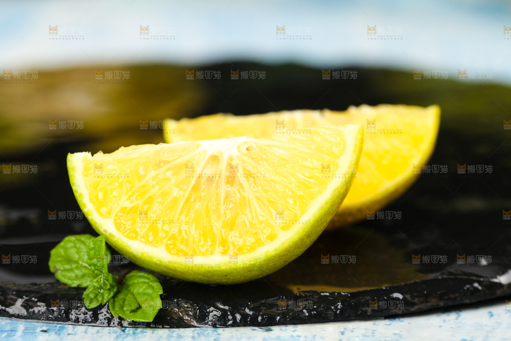 黑底上的皇帝柑果肉