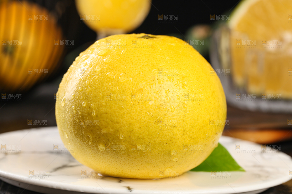 石盘里放着葡萄柚