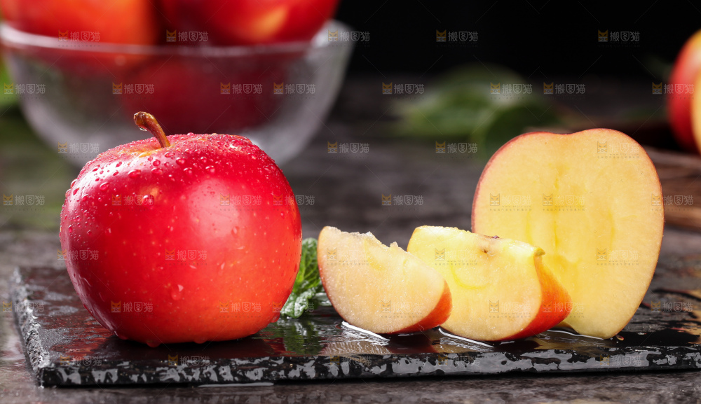 黑底上摆放着火箭苹果和苹果果肉