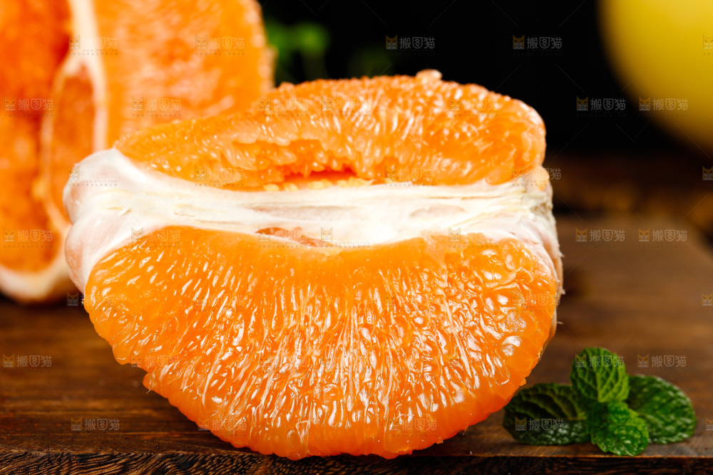 木板上的黄金蜜柚果肉