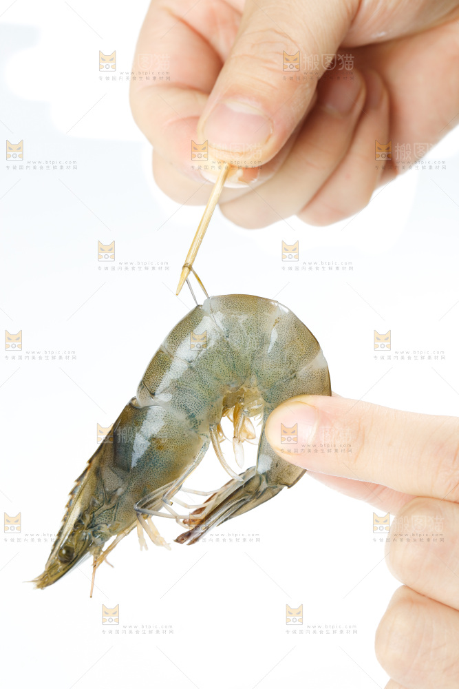 手上拿着对虾