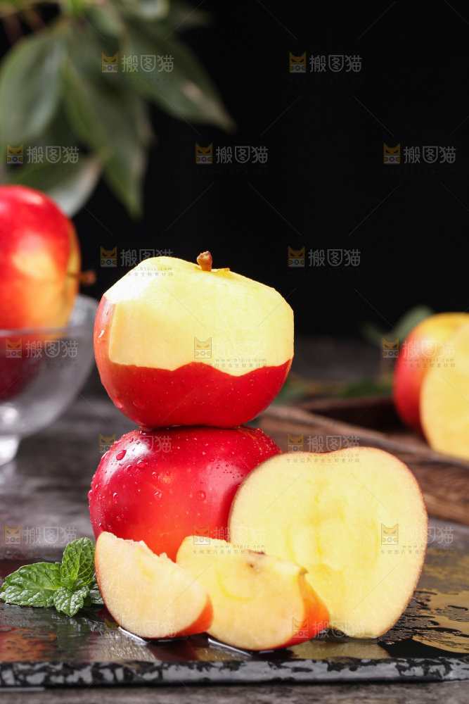 黑底上摆放着火箭苹果和苹果果肉