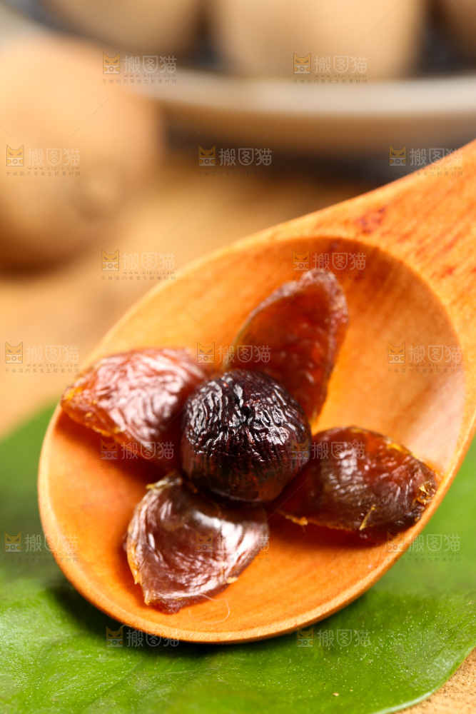 一个撕开的桂圆果肉