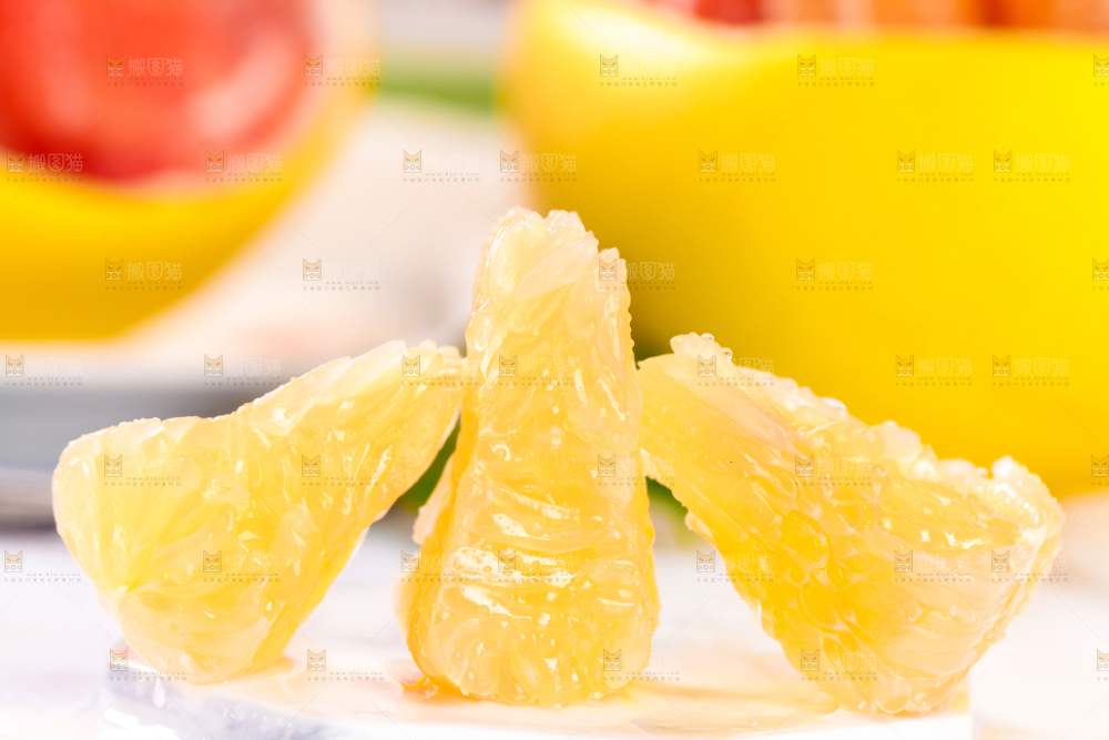 白底上的白肉蜜柚