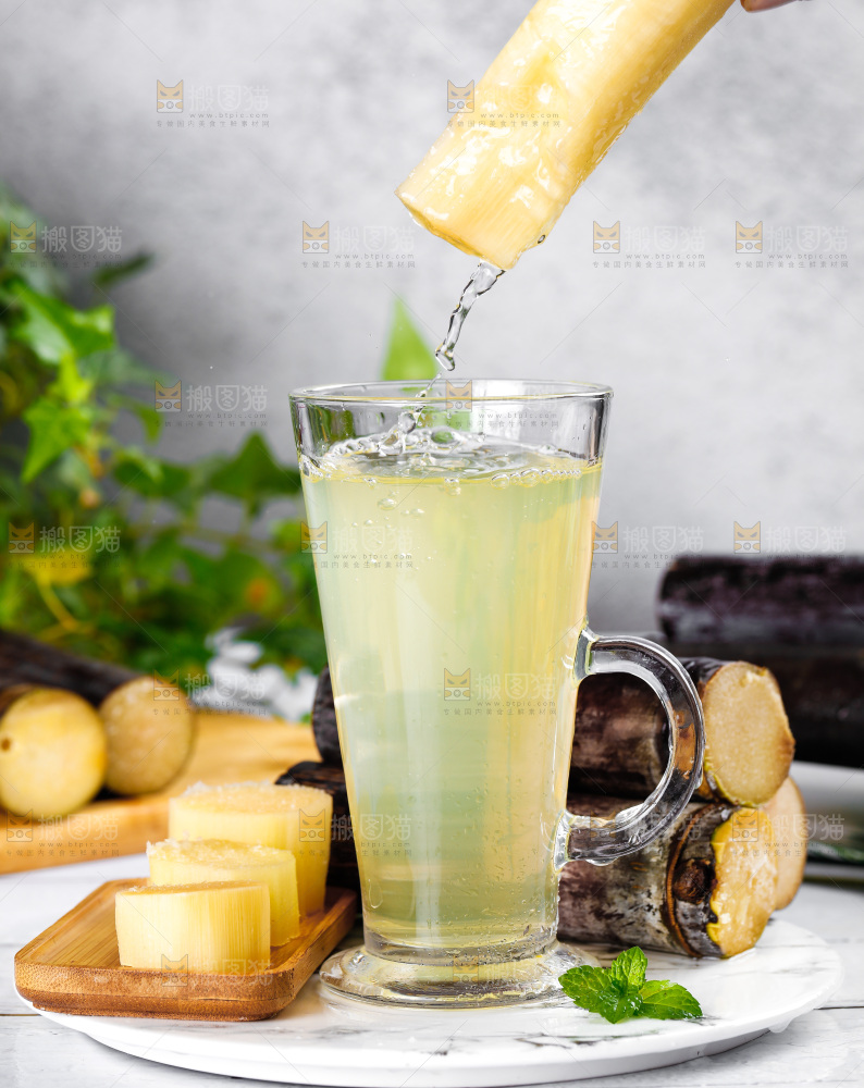 盘子里放着甘蔗和一杯甘蔗汁