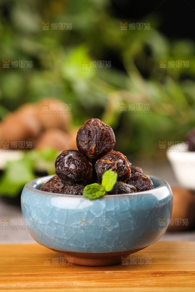 木板上放着一碗去壳的桂圆果肉