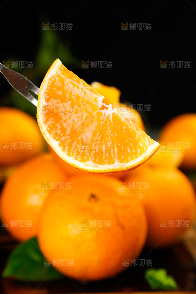 叉子上插着橙子果肉
