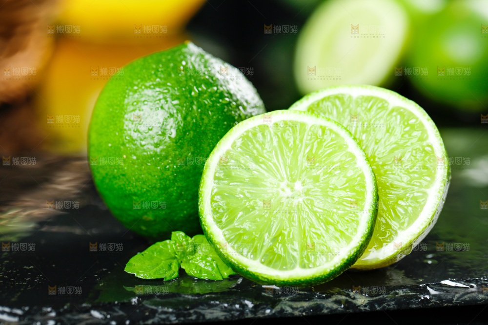黑底上的青柠檬和切面的柠檬