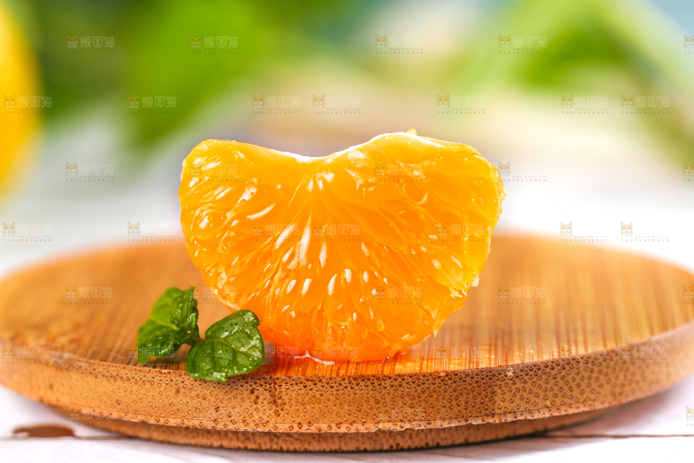 木底上的橘子果肉