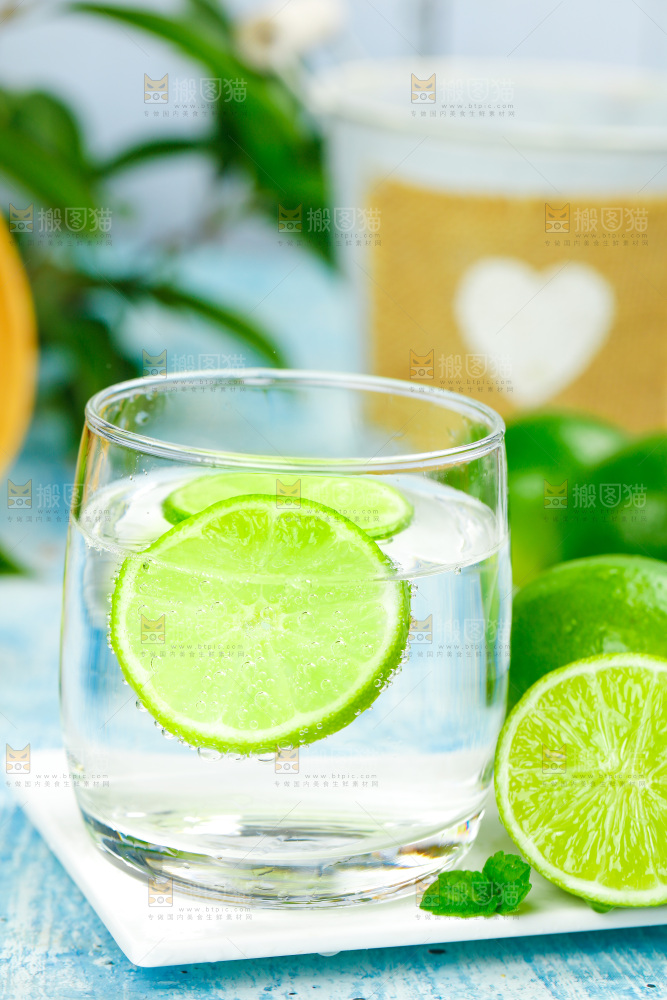 白底上放着一杯青柠檬泡水