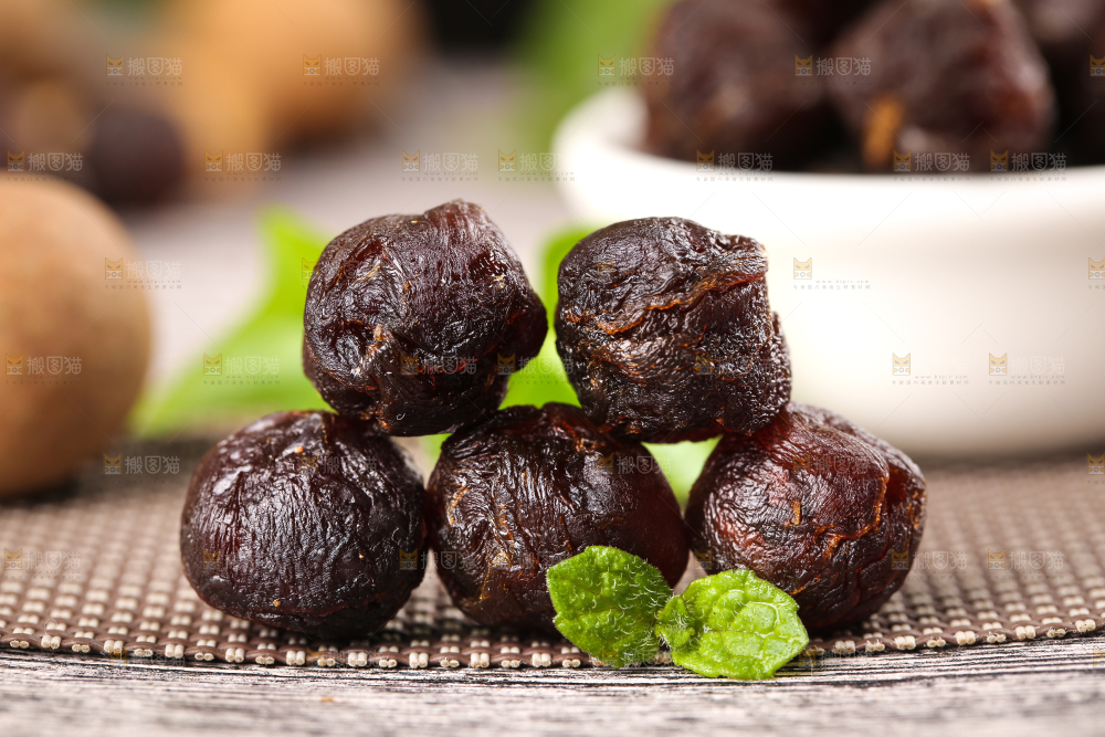 格子底上的桂圆果肉