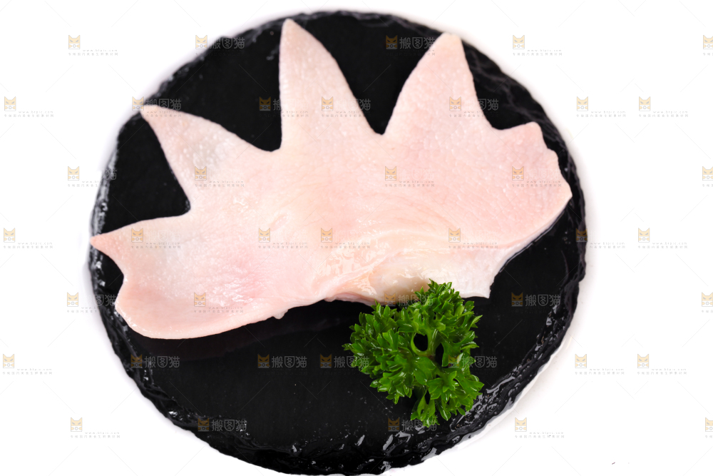黑石板上的生鲜鸡冠