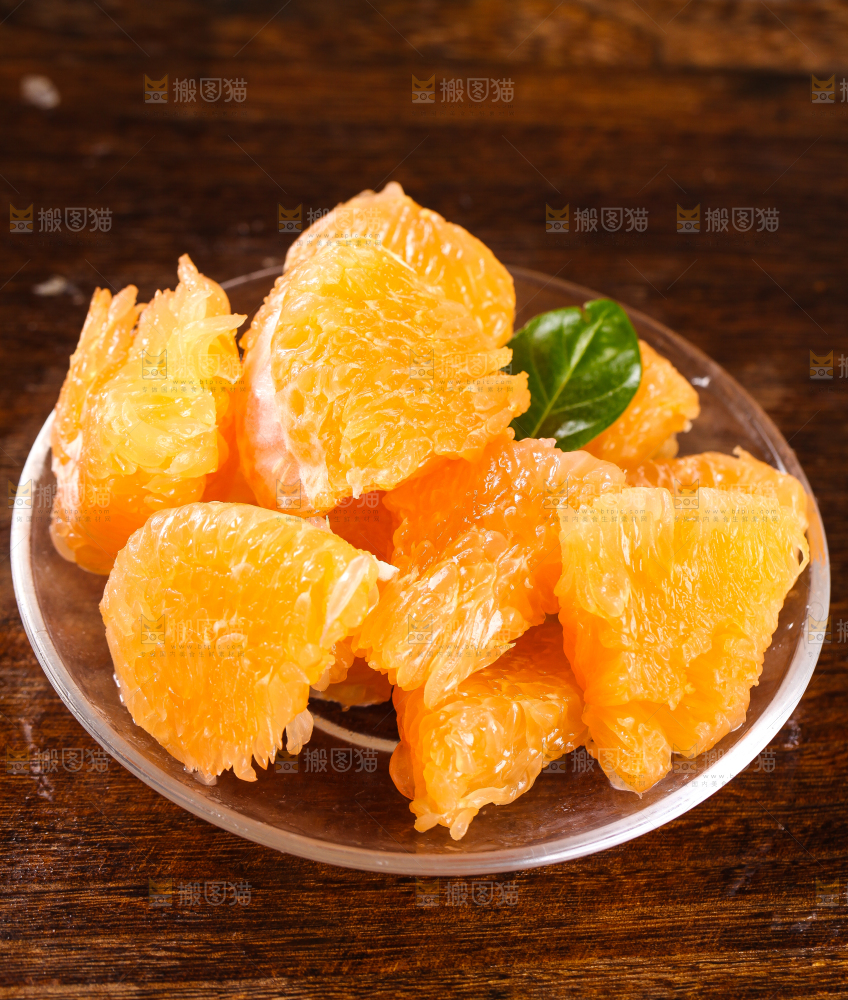 深底上放着一盘梅州黄心蜜柚