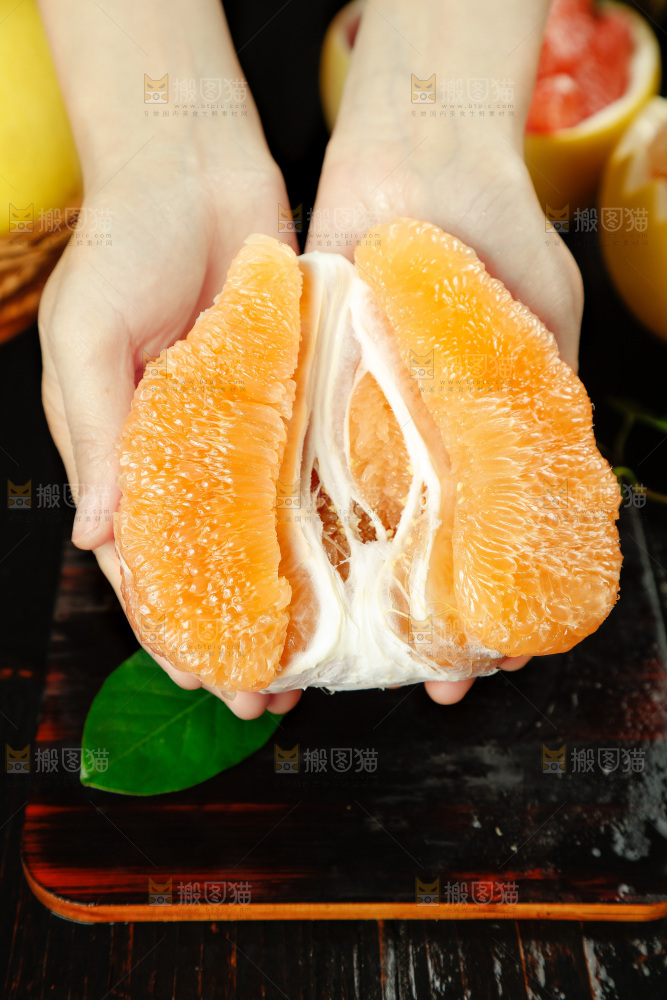 手上捧着蜜柚果肉