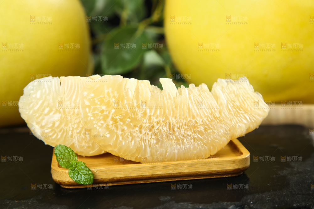 木盘里的冰糖沙田柚