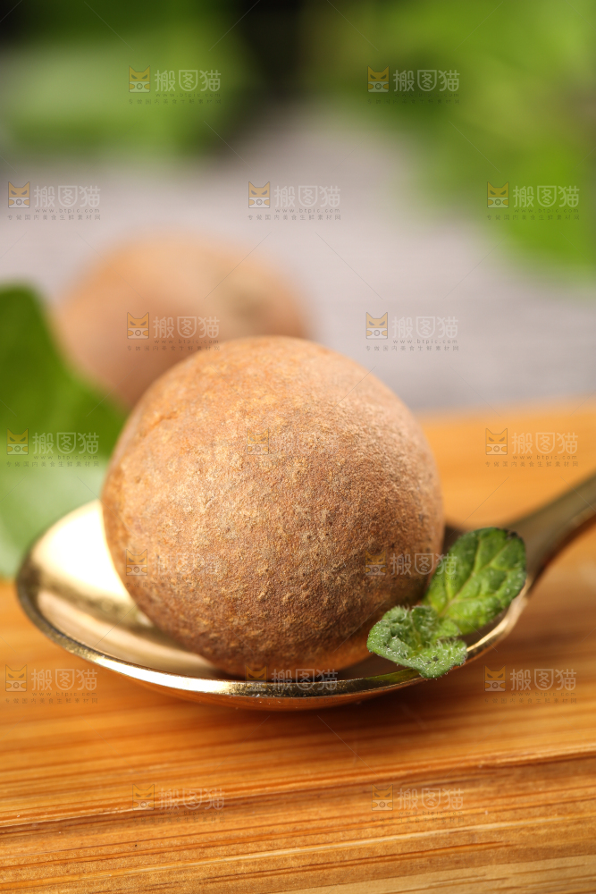 勺子里挖着干桂圆