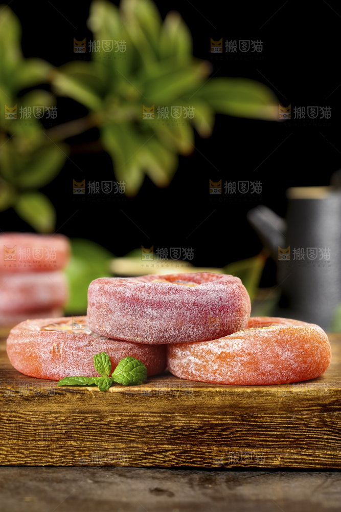 木板上的圆柿饼
