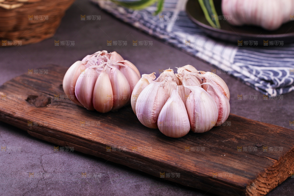 木板上的山东金乡大蒜
