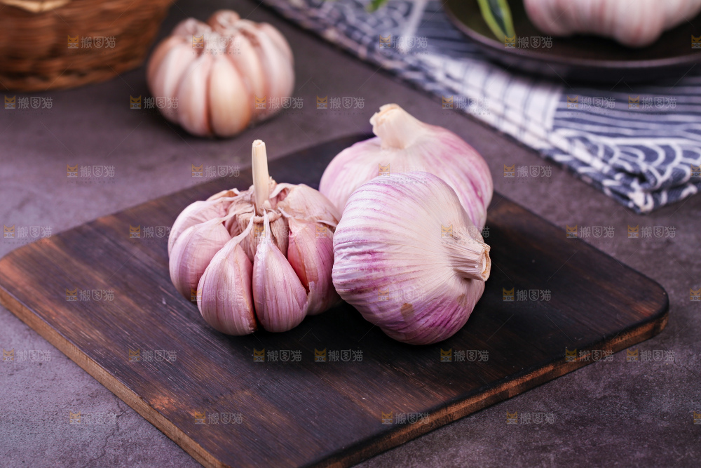 深底上放着多瓣蒜