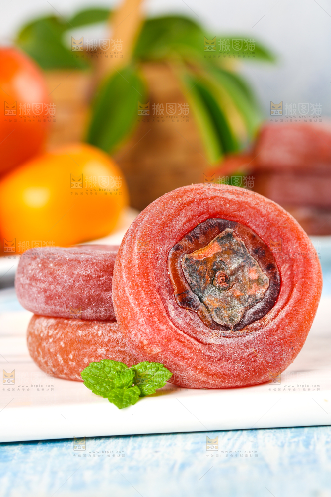 白石板上放着三块圆柿饼
