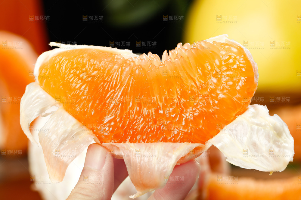 手上拿着黄金柚果肉